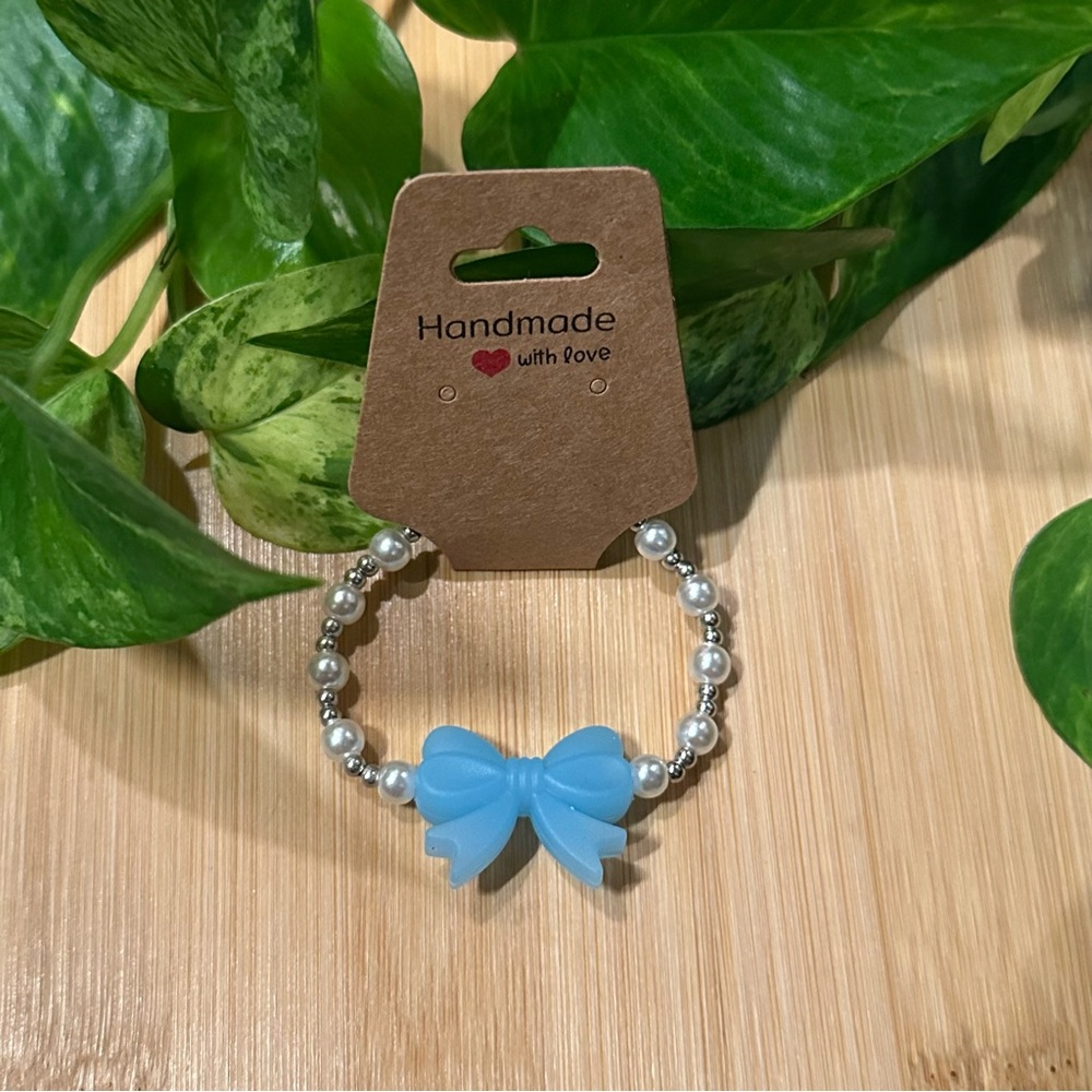 ✨Kids’ Pearl & Silver Stretchy Beaded Bracelet | Handmade | Silicone Bow Accent🎀 - Picture 1 of 1